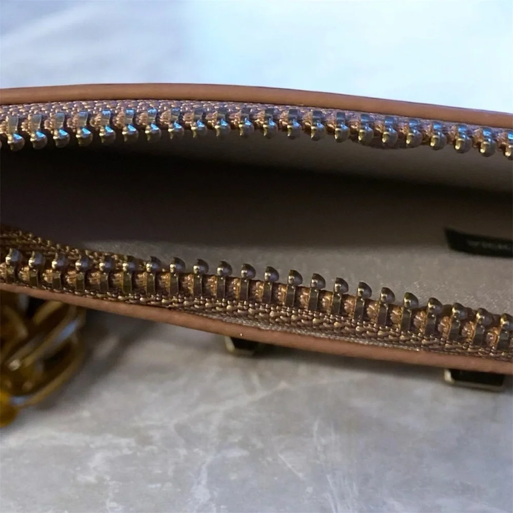 Tahari Vegan Leather Wallet/Wristlet. - Picture 3 of 3